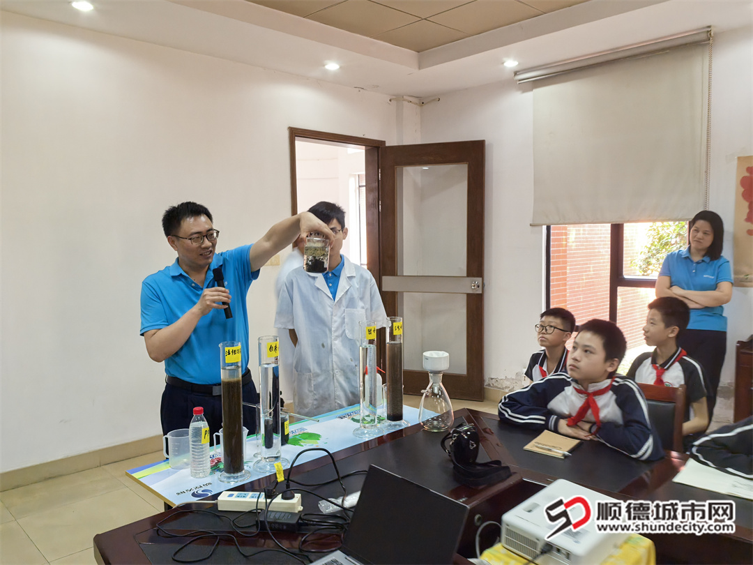 仓门小学学生学习污水净化实验过程.jpg