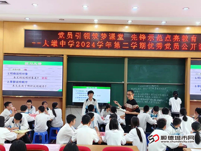 老师以《时间的脚印》为课题,引导学生探索时间的奥秘。.jpg