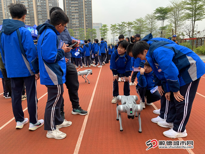 机器狗吸引学生目光。.jpg
