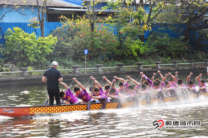 龙舟队员为学生们表演。.jpg
