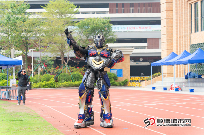 “擎天柱”也来捧场。.jpg