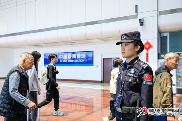 顺德边检站女子勤务组服务保障清明节假期口岸通关_副本.jpg