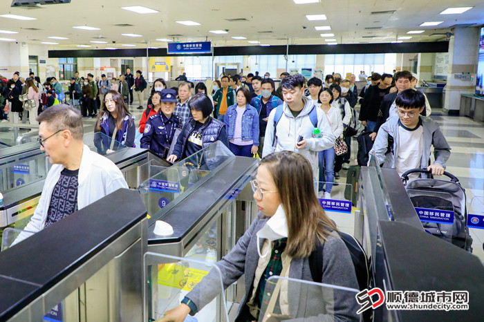 清明临近，顺德客运港迎来返乡祭祖客流高峰_副本.jpg