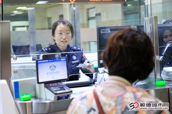 顺德边检站执勤民警为旅客办理出入境通关手续_副本.jpg