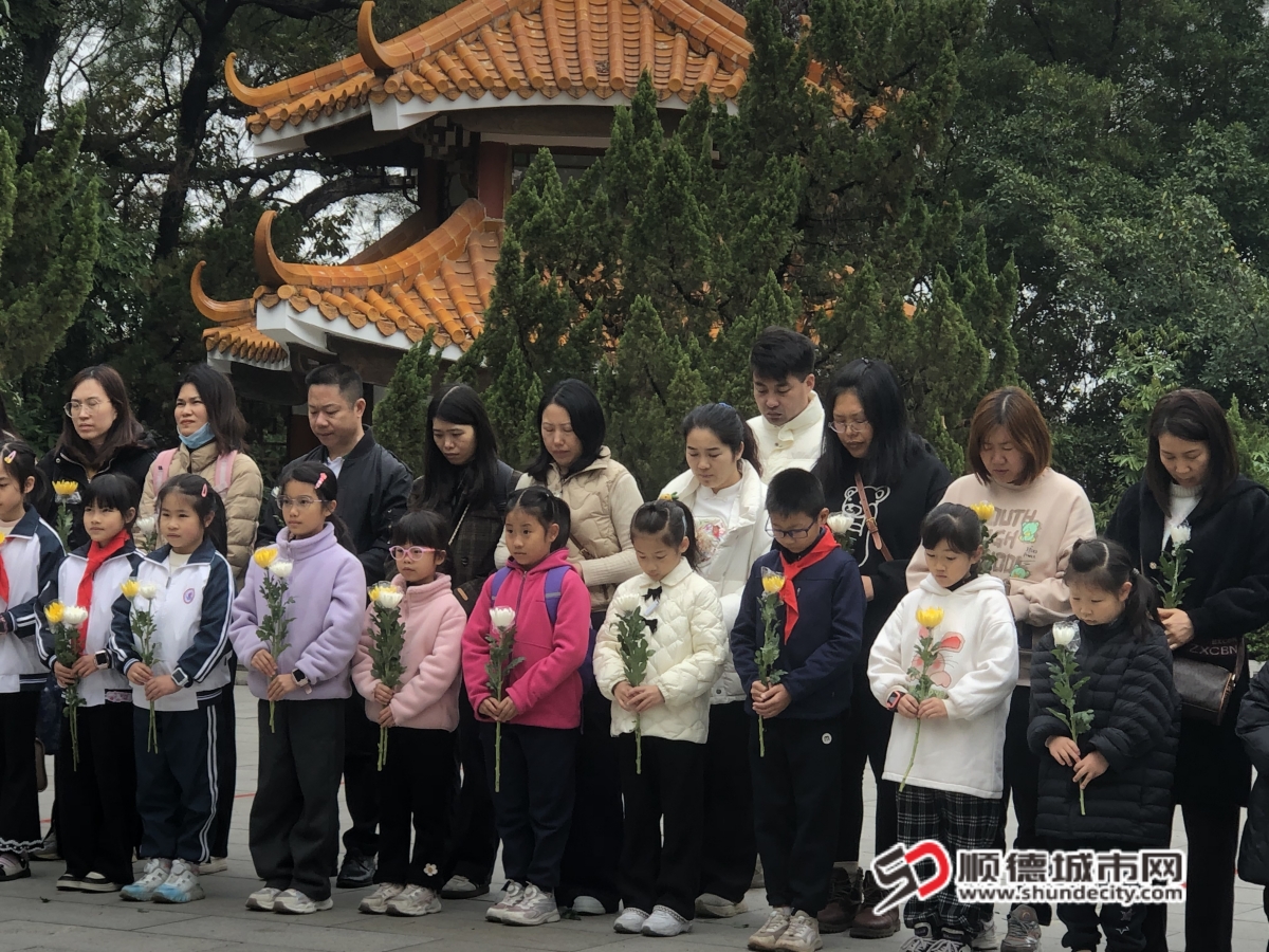 2.亲子家庭集体向革命先烈默哀_副本.jpg