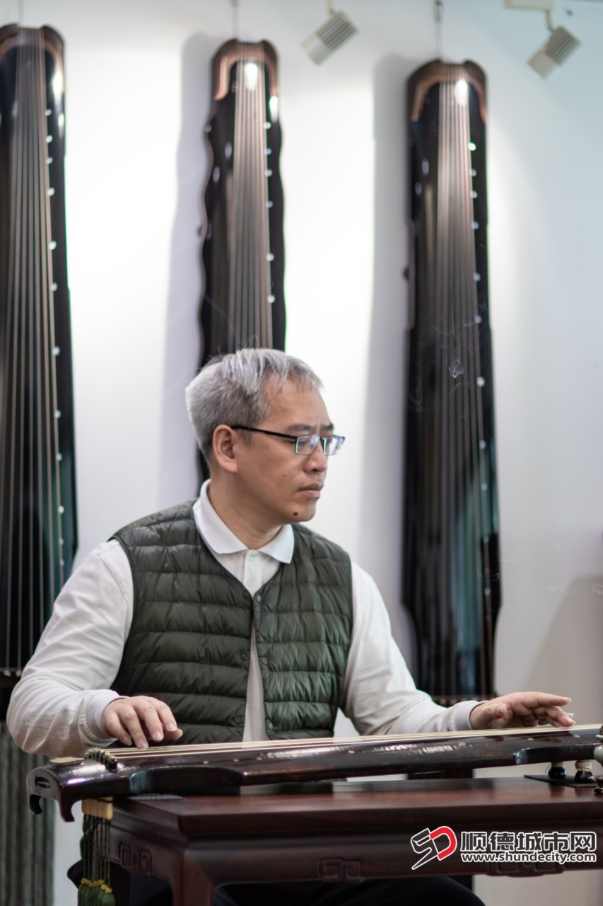 shundeplus/images/article/2025/04/14/a33fe20250414145850254760.jpg 李尚霖抚琴.jpg