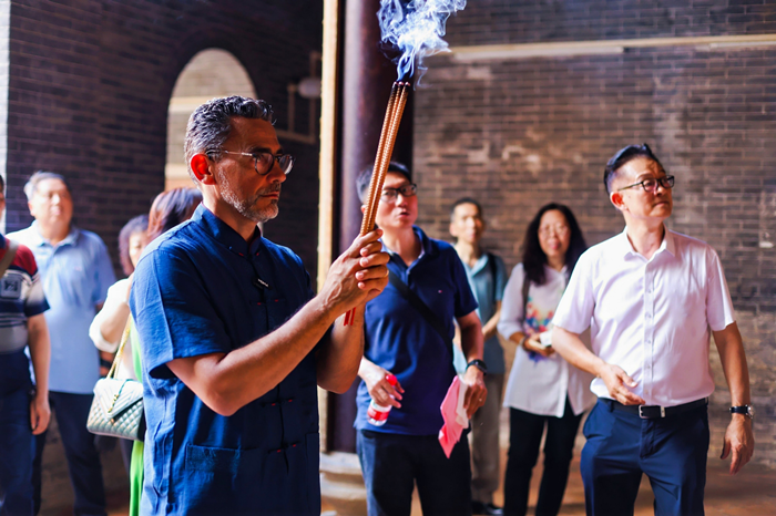 侨胞代表团参观新隆陈氏宗祠。.png