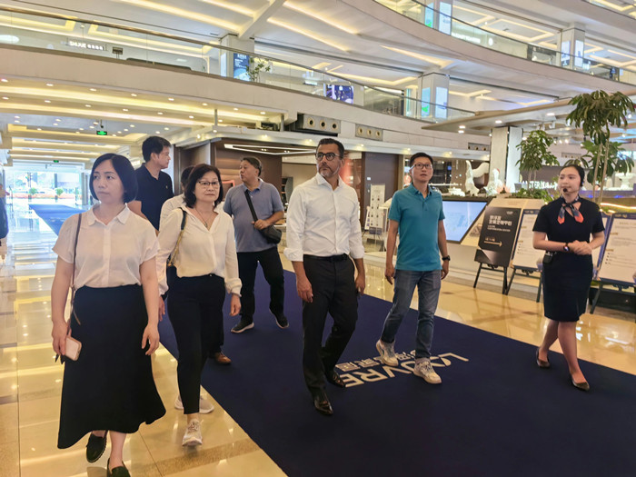 侨胞代表团参观罗浮宫国际家具博览中心。.jpg