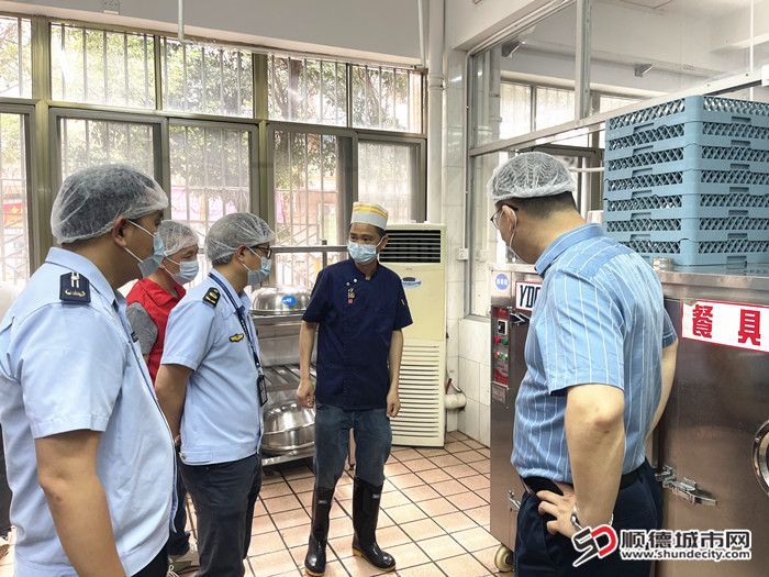 2：“你点我查”检查食堂后厨.JPG