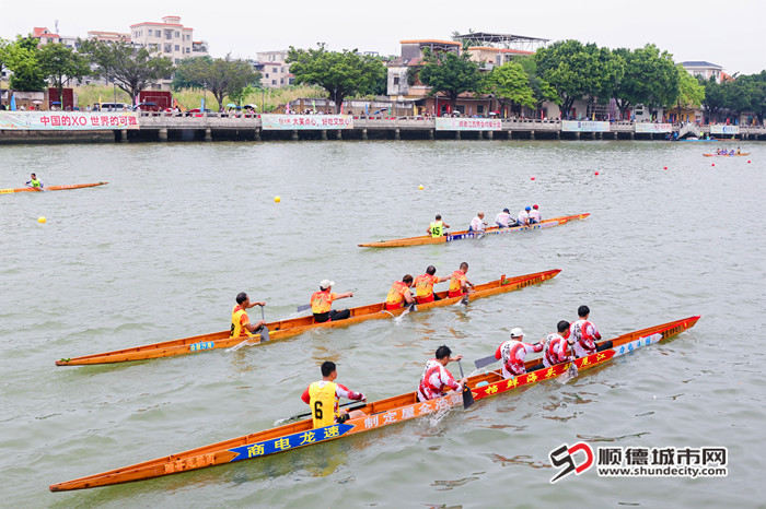 一河兩岸綠蔭滿滿，市民在優美的環境下觀賽。.JPG