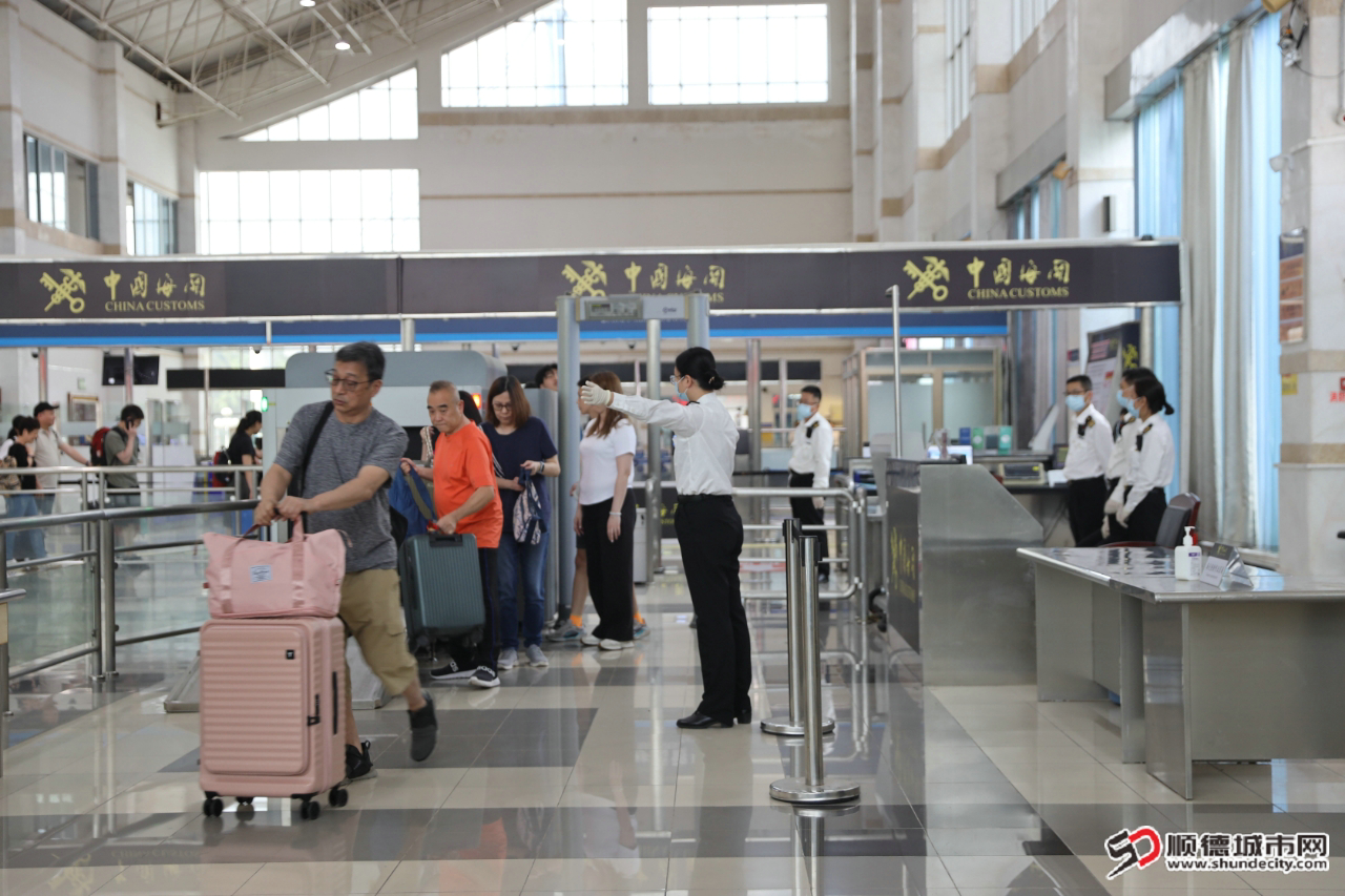 佛山海关关员监管旅客携带行李物品通关,保障节假日客流高峰期口岸通关顺畅。_1.jpg
