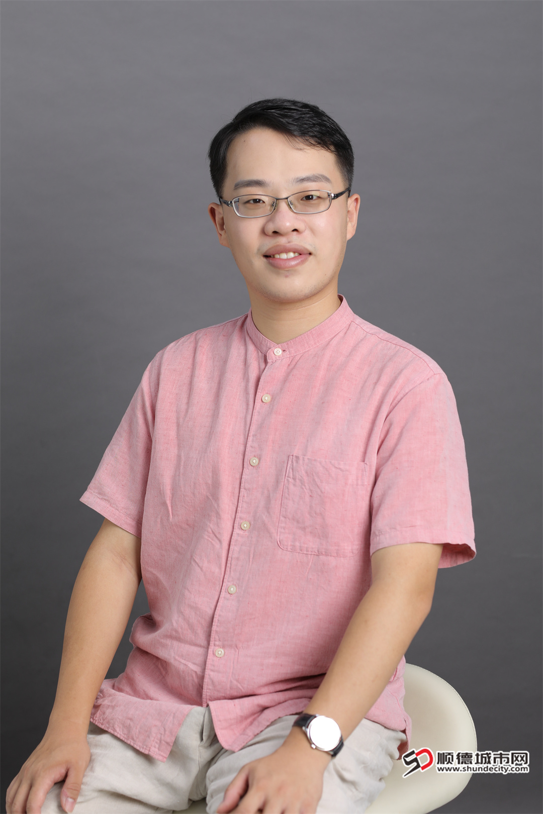 何一骏老师照片.jpg