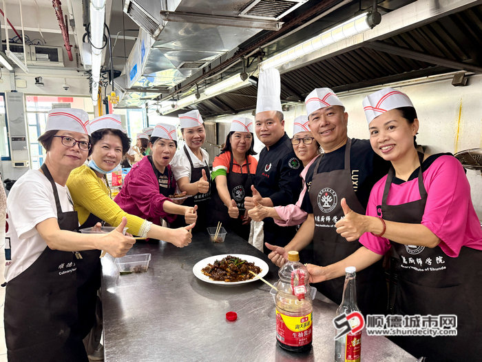 老干部们纷纷点赞本次美食DIY活动.jpg