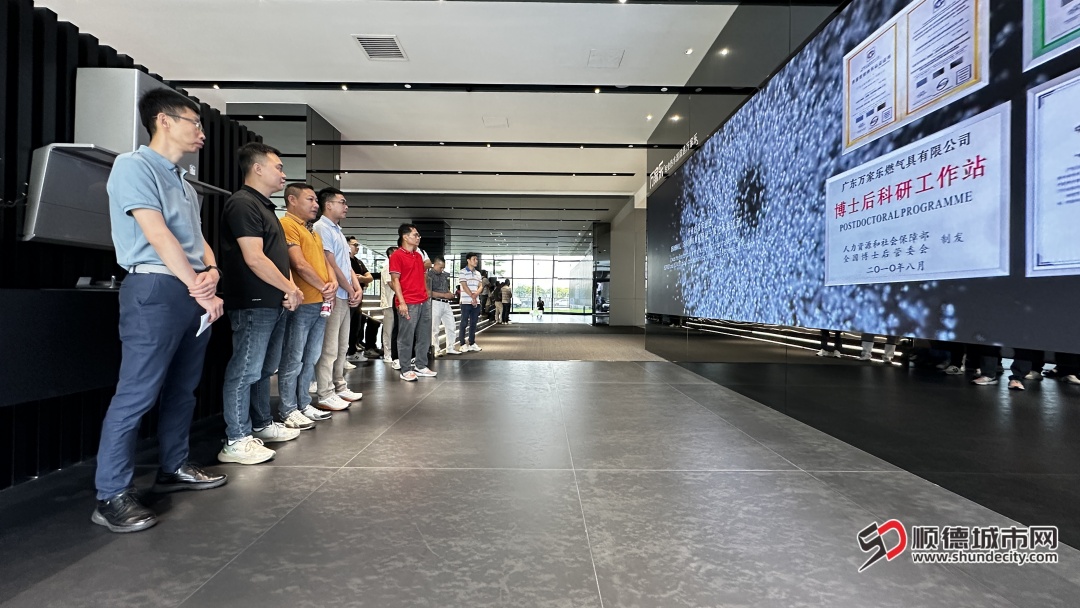 代表们与企业家们在万家乐品牌馆参观，直观触摸到万家乐的品牌厚度与科技实力，更通过具象化的文化载体，深化了“政、党、企”三方对“品牌强企、创新兴国”发展理念的共识-1.JPG