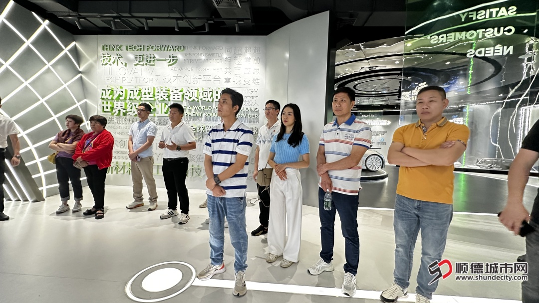 人大代表、党代表及企业家代表组成的调研团走进伊之密，深入了解企业在高端装备制造、智能制造领域的创新实践与产业布局。-2.JPG