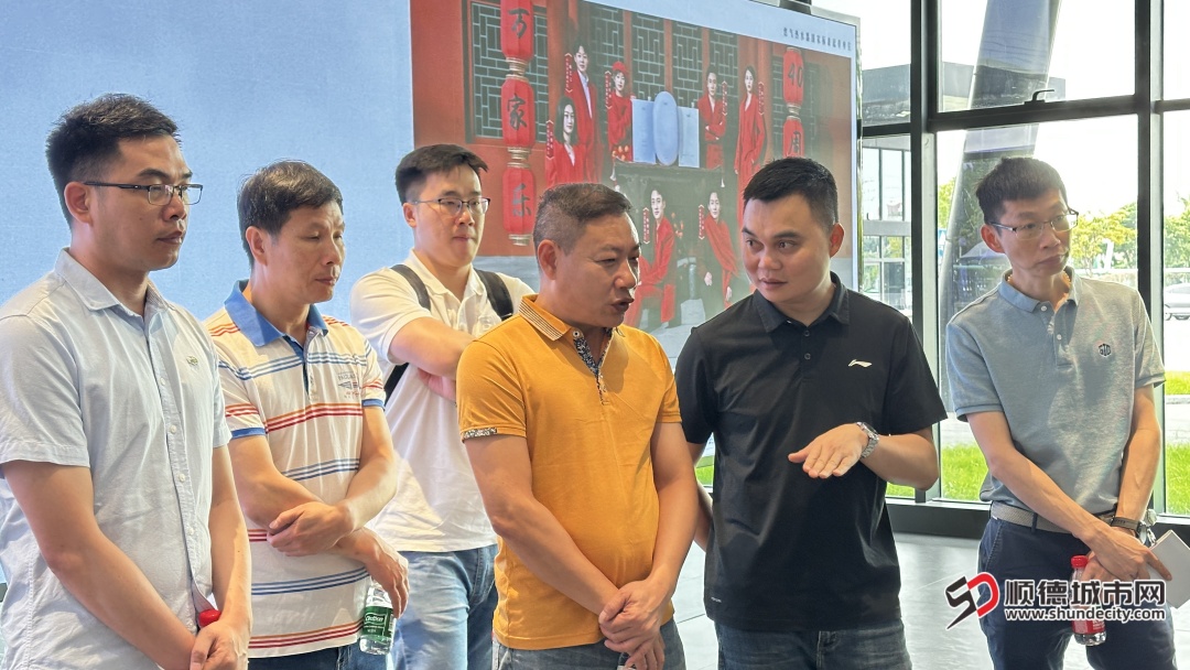 代表们与企业家们在万家乐品牌馆参观，直观触摸到万家乐的品牌厚度与科技实力，更通过具象化的文化载体，深化了“政、党、企”三方对“品牌强企、创新兴国”发展理念的共识-2.JPG
