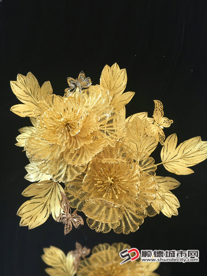 2. 2013级学生杨秋香作品“年华“参加中国传统首饰艺术品天工精艺奖获银奖_副本.JPG