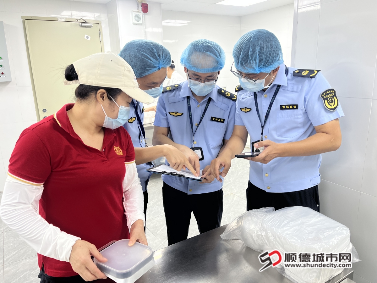 8.监管人员检查食品留样情况_副本.jpg