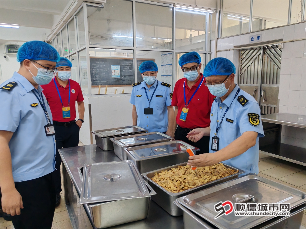 7.监管人员现场测试供餐菜品中心温度_副本.jpg