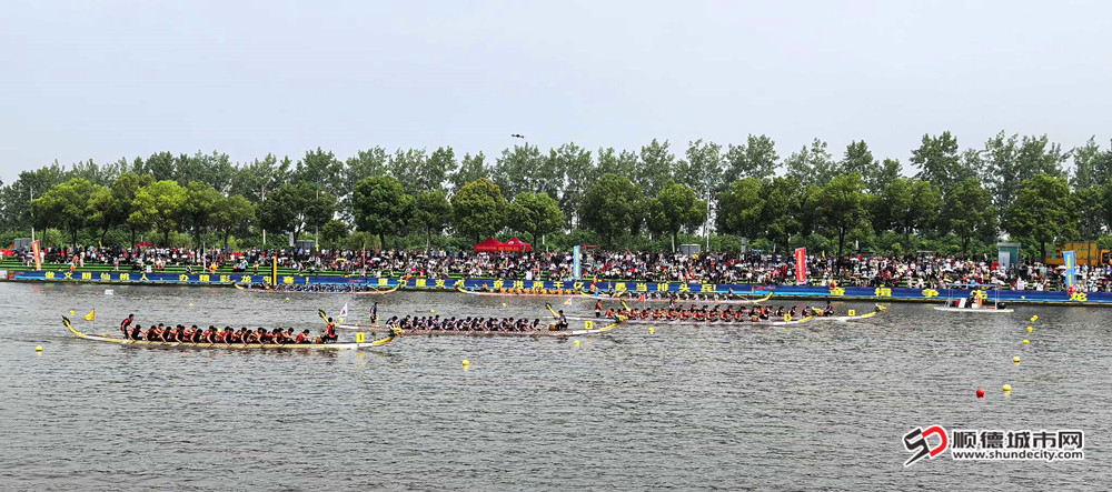龙舟竞渡，赛场英姿。.jpg