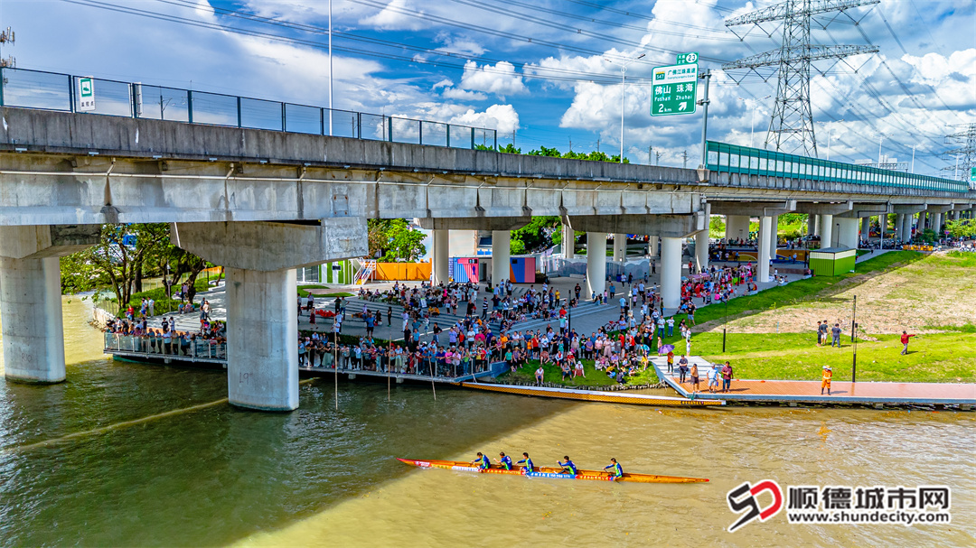 市民在均安天连悠享水畔桥下空间观赏龙舟竞速表演.jpg