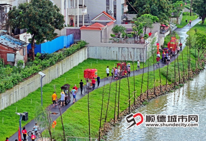 热闹的均安传统锣柜巡游。(摄影:李永健) (1)_副本.jpg