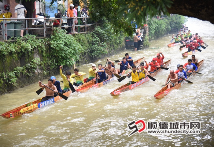 顺德均安天连五人龙艇漂移邀请大赛现场图(摄影:欧阳盛球)_副本.jpg