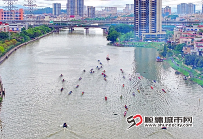 顺德均安天连五人龙艇漂移邀请大赛在焕然一新的凫洲河天连段美岸项目上演。(摄影:李永健) (1)_副本.jpg