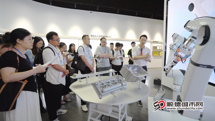 新兴产业组博士参观大族机器人.png