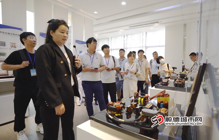 新兴产业组博士参观伊戈尔电器 (1).png