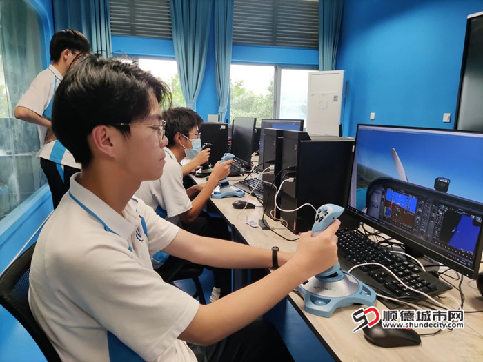 乐中学子以操纵杆为笔，书写 “少年强则科技强” 的生动篇章。.jpg