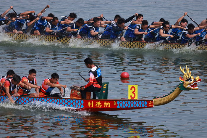广东男子龙舟队以顺德乐从罗浮宫龙舟队为班底。.jpg