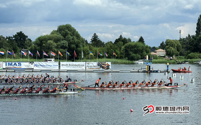比赛现场，代表中国出战的顺德乐从龙舟队全力冲刺。.jpg
