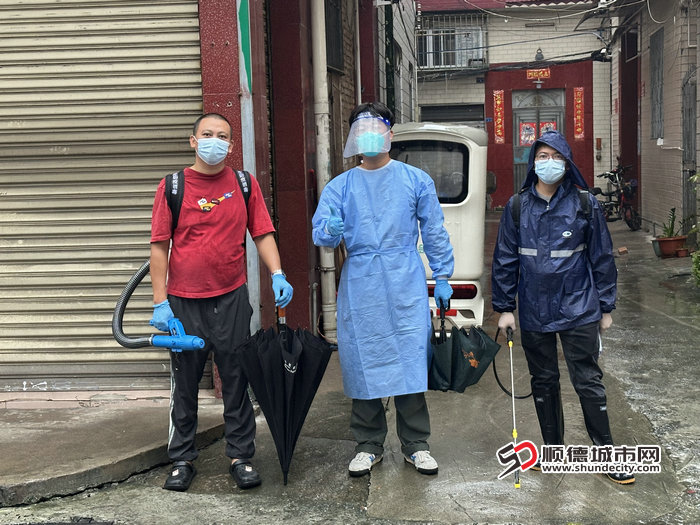 顺德区发展和改革局的党员尹文达与消杀队员一起，控制好消杀质量。.jpg