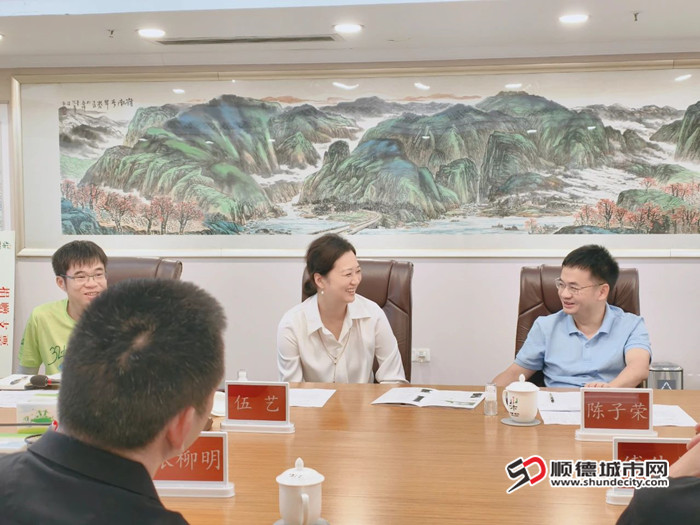 顺德区经促局局长伍艺和乐从镇党委副书记、镇长陈子荣座谈。.jpg