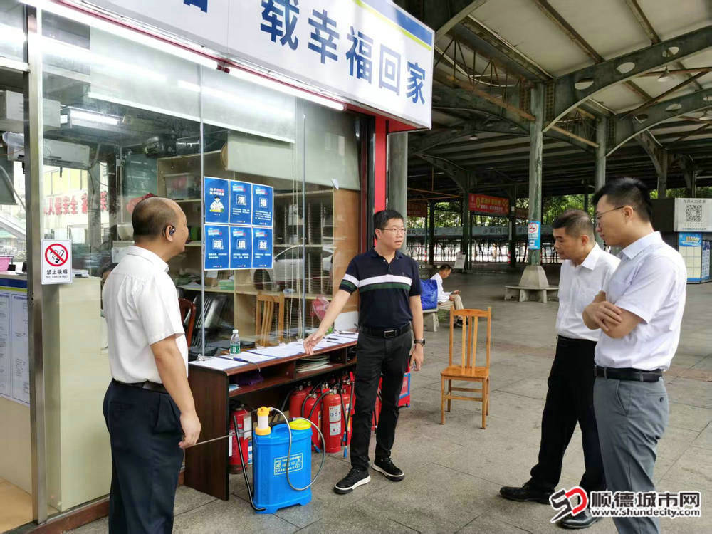 7月30日上午，黄剑斌副局长前往顺汽、鸿运、新协力三家公交企业及顺鸿出租车公司，开展疫情防控综合检查。.jpg