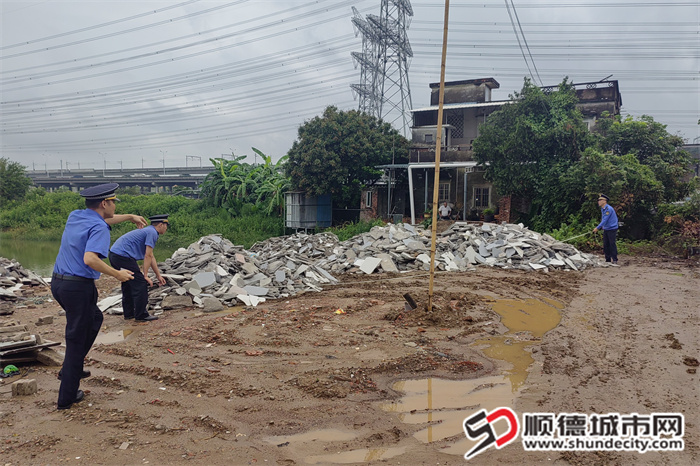 执法人员测量偷倒建筑垃圾,固定相关证据。.jpg