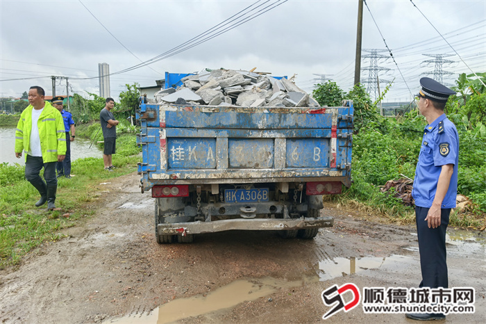 查处外地车辆跨市违法倾倒建筑垃圾。.jpg