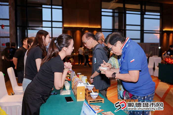 香港旅游界人士体验顺德美食。.jpg