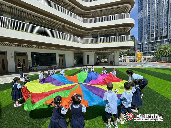 潭洲湾幼儿园新城分园9月1日正式开办，老师带领孩子们开展彩虹伞游戏。.jpg