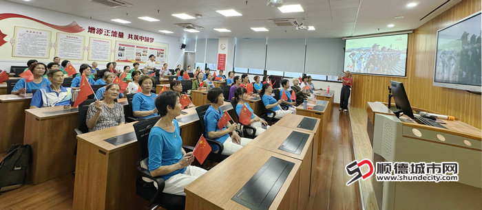 顺德区老年干部大学组织老干部观看阅兵仪式。 (5).jpg