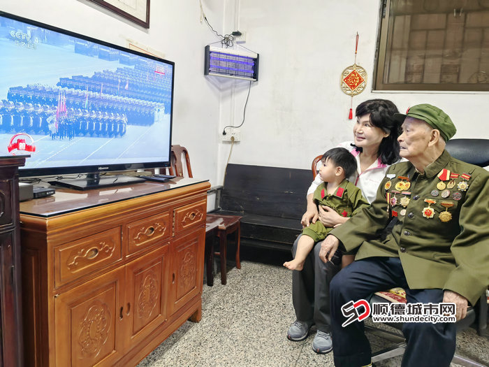 顺德老兵萧亨收看阅兵.jpg