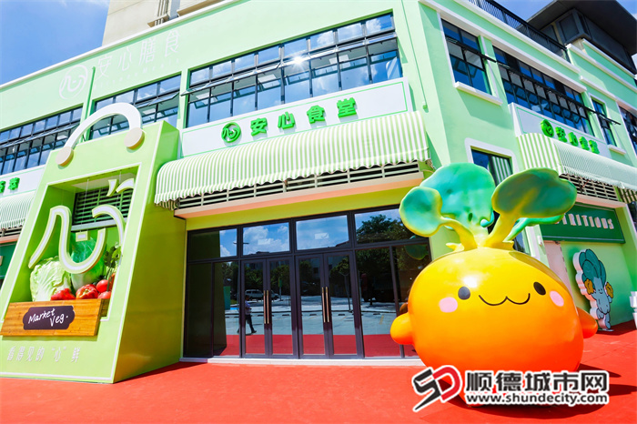 作为均安重点民生实事项目，安心膳食配餐中心是由均安镇国资企业均腾实业集团在区、镇国资合作发展背景下打造，单班生产可满足10000份营养配餐需求。.jpg