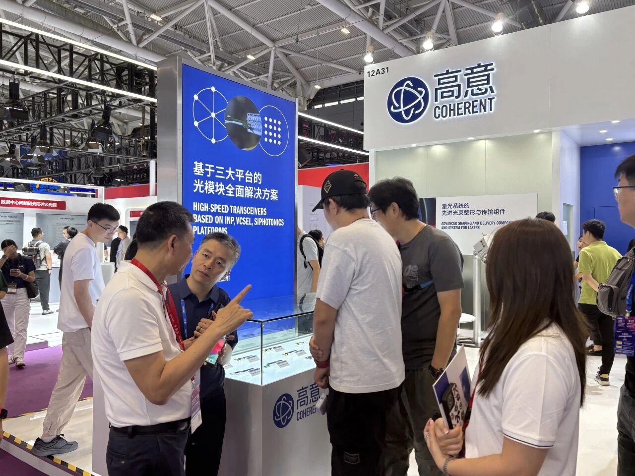 仅指甲盖大小的Micro TEC芯片引来众多专业观众驻足.jpg