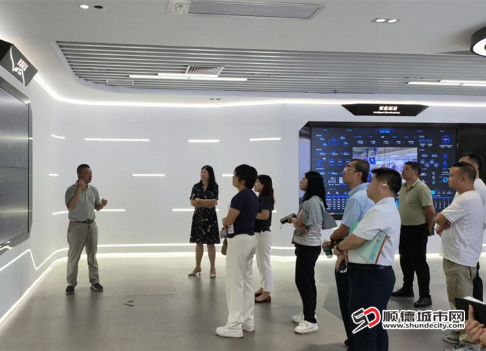参观广东亚琛工业4.0应用研究中心。.jpg