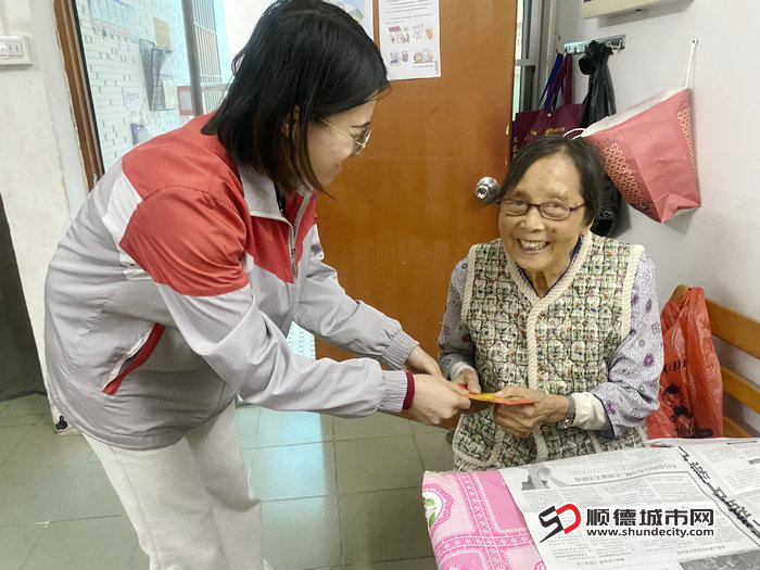 委托敬老院工作人员为院内行动不便的长者送上慰问利是 (1).jpg