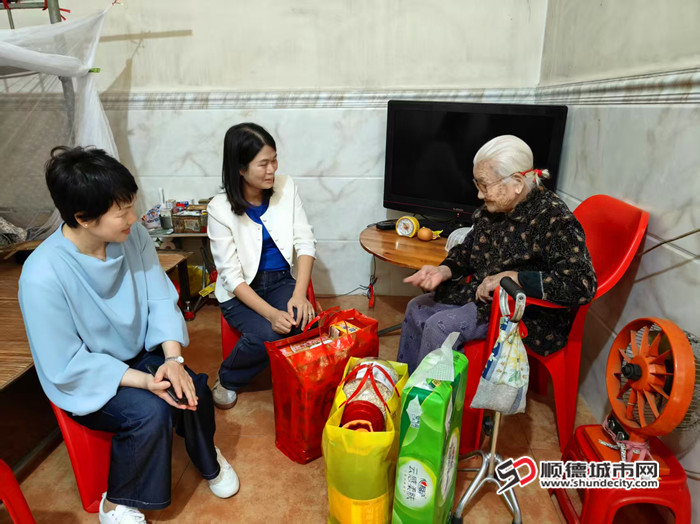 入户慰问。.jpg