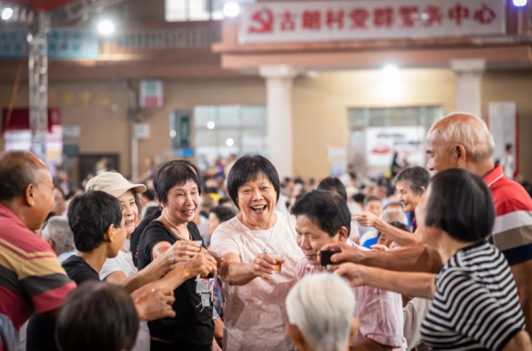 古朗村尊老敬贤长寿晚宴现场,长者们品美食、共举杯。顺德融媒记者陈炳辉 周焯杰 何冠洪摄 (2).jpg