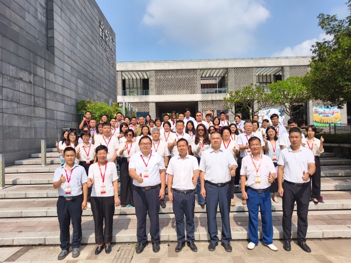 北滘镇第十一次归侨侨眷代表大会合影 (1).jpg