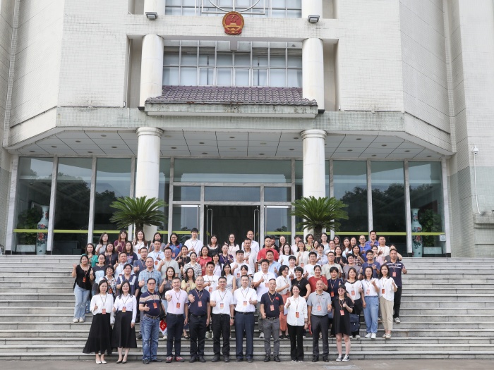 勒流街道第八次归侨侨眷代表大会合影 (1).JPG